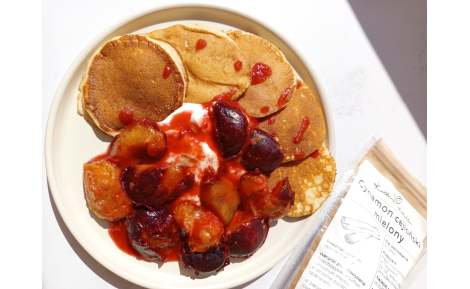 Przepis na placuszki z prażonymi śliwkami i cynamonem – jesienny comfort food w zdrowej wersji