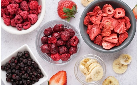 Owoce liofilizowane – co to jest liofilizacja i czy warto je jeść?